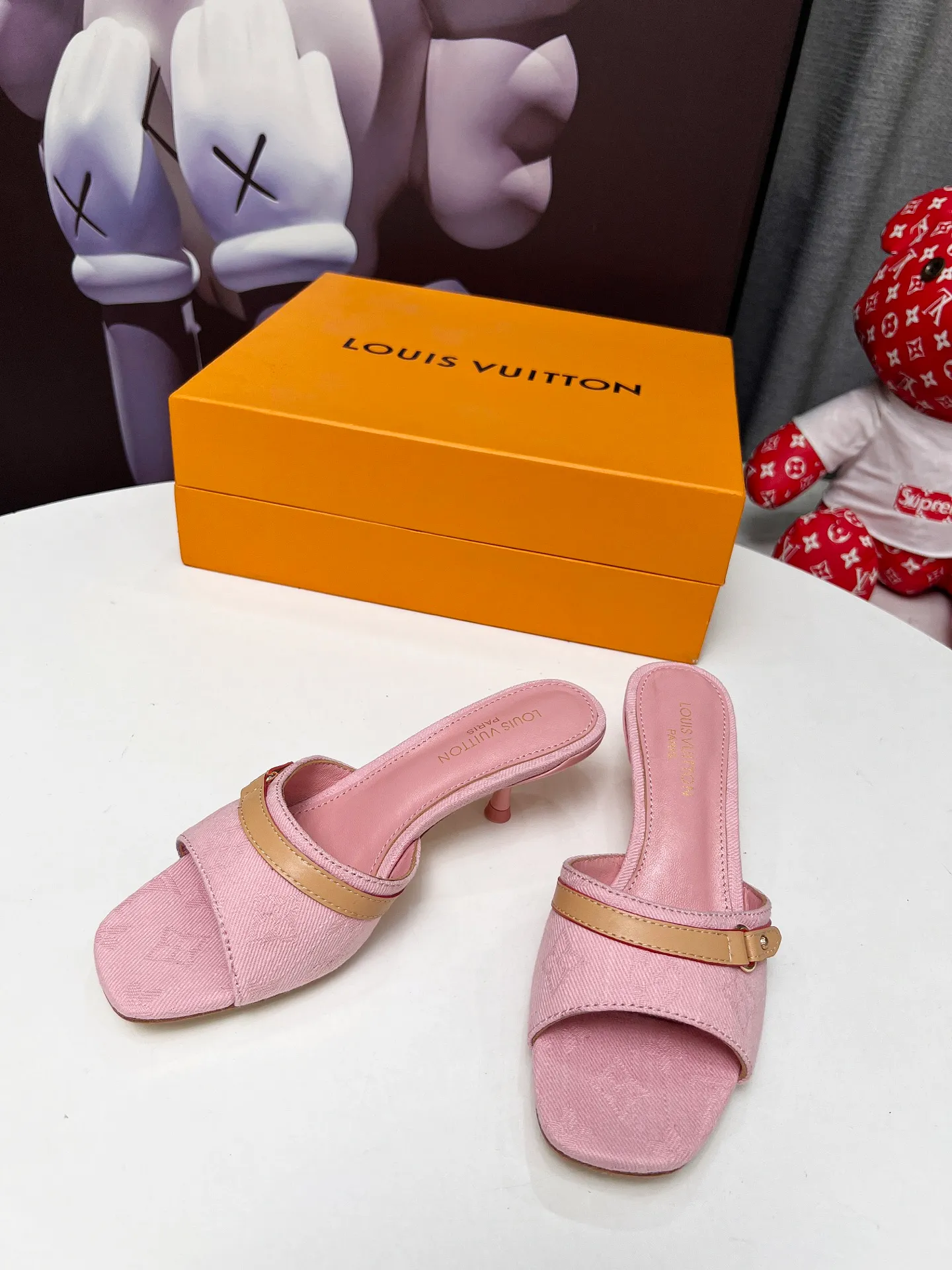 👟👟Ex-factory price 440👟👟 LV new denim kitten heel slippers 2025 summer must-have for goddesses, original replica, super comfortable on the feet. Show off the queen's temperament, the heel height is 5.5CM, which shows your temperament without being tiring. Standard code: 35-42 (41 and 42 codes are customized, non-returnable and non-exchangeable)